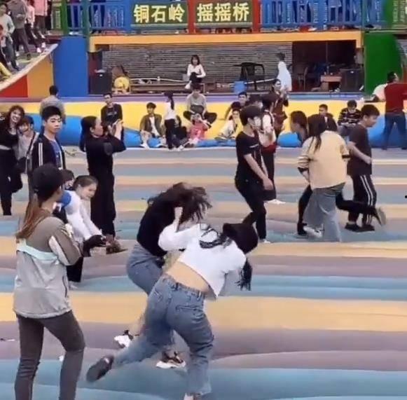 美女做吃瓜群众的事情,揭秘娱乐圈幕后风云