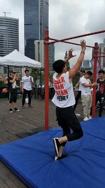 体操小将装作吃瓜群众